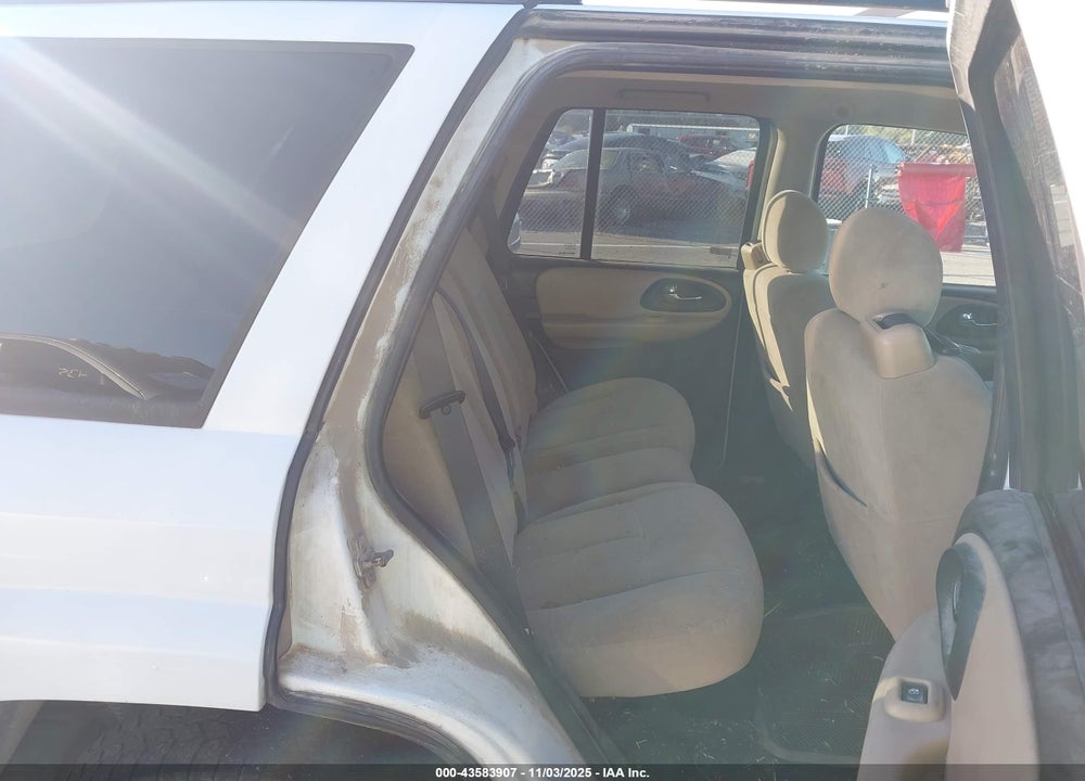 2005 CHEVROLET TRAILBLAZER LS VIN: 1GNDT13S652205143