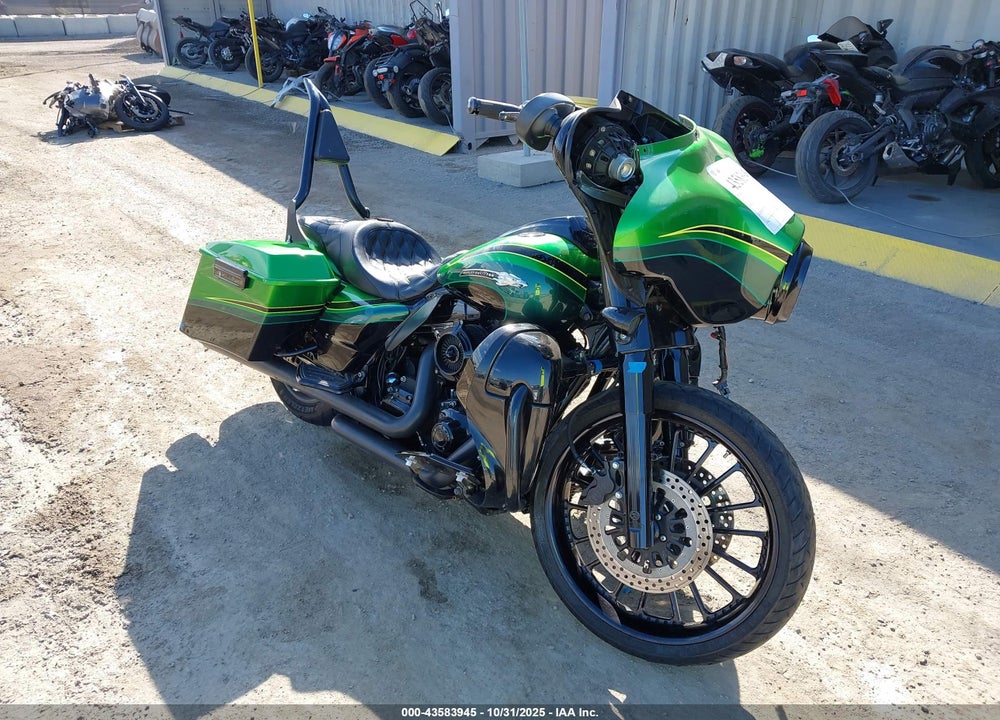 2011 HARLEY-DAVIDSON FLHXSE2 VIN: 1HD1PZ811BB960872