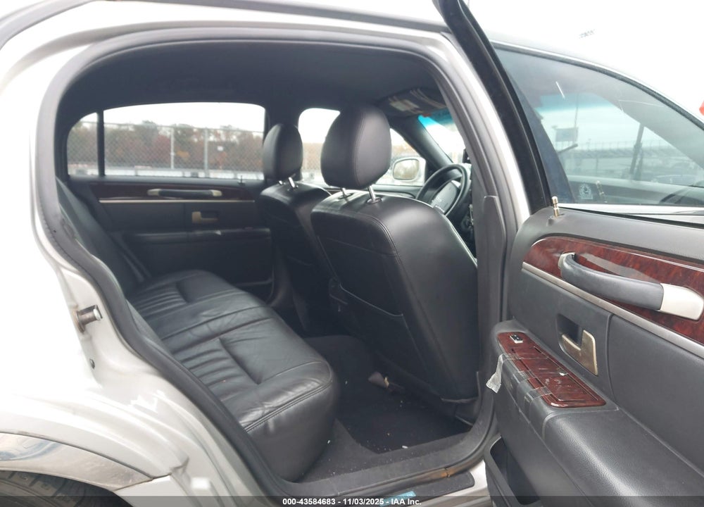 2006 LINCOLN TOWN CAR SIGNATURE VIN: 1LNHM81W06Y627540