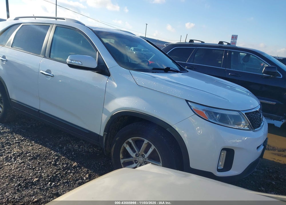 2015 KIA SORENTO LX VIN: 5XYKT3A64FG588041
