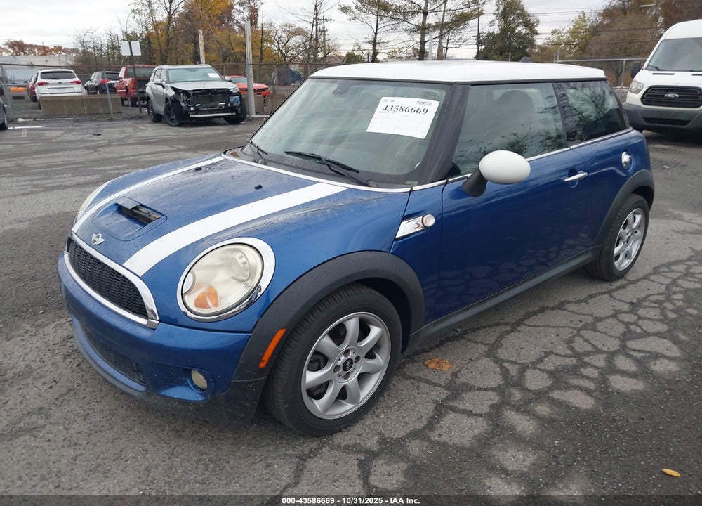 2009 MINI COOPER S VIN: WMWMF73589TT94677