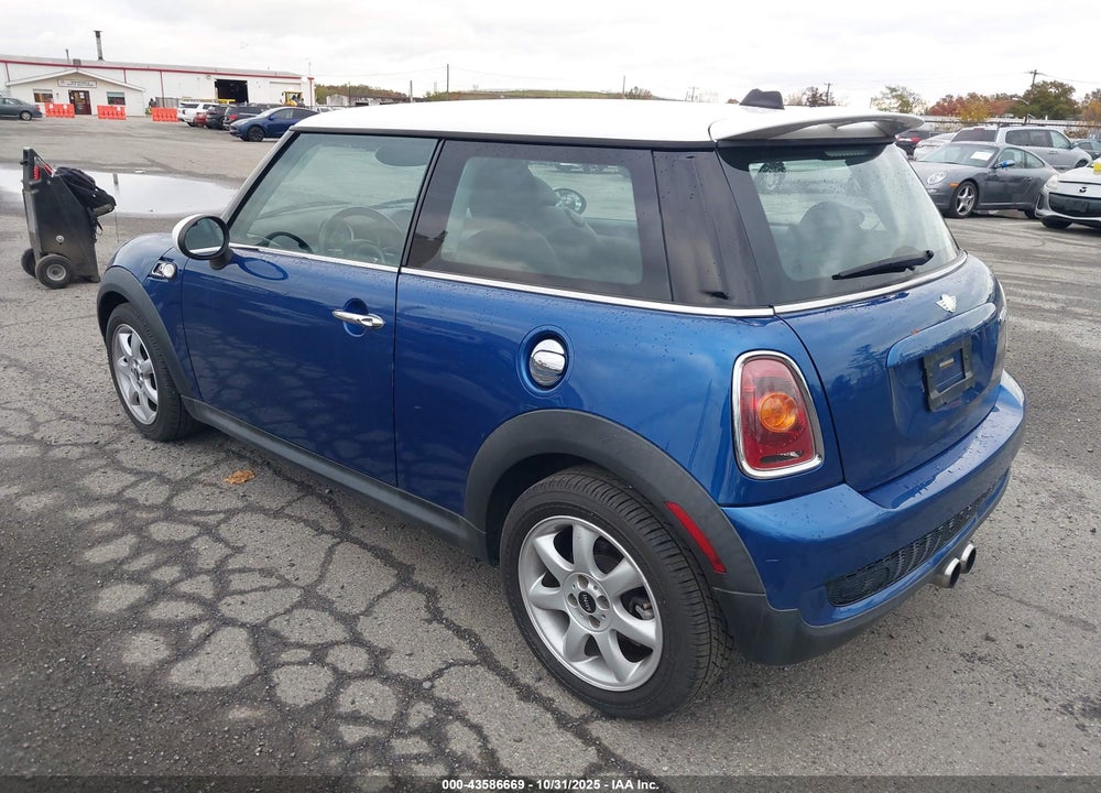 2009 MINI COOPER S VIN: WMWMF73589TT94677