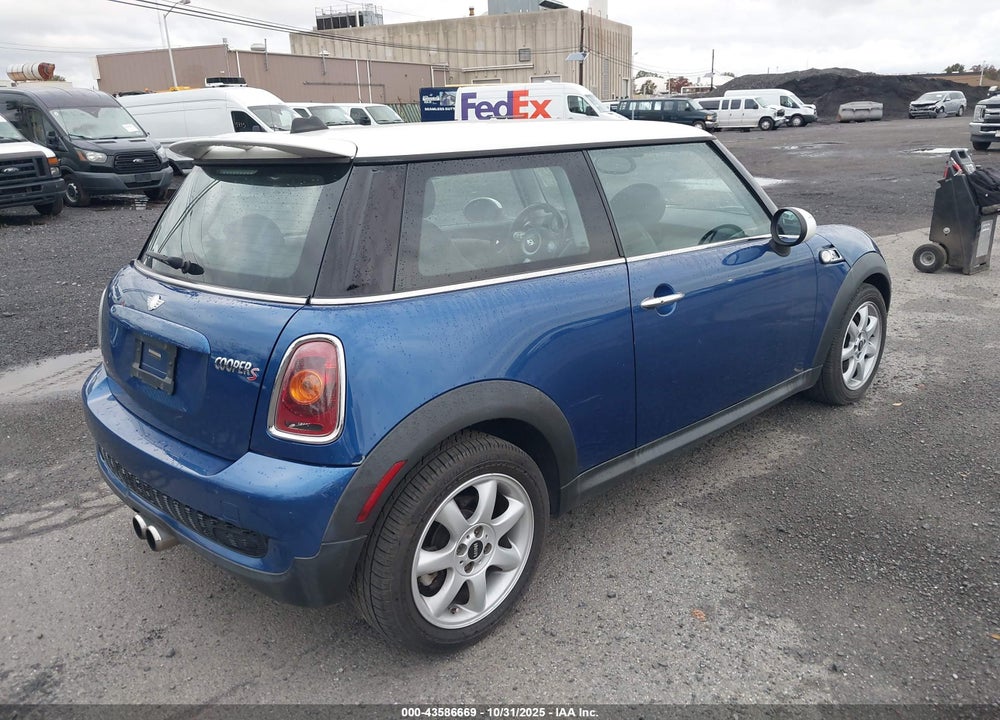 2009 MINI COOPER S VIN: WMWMF73589TT94677