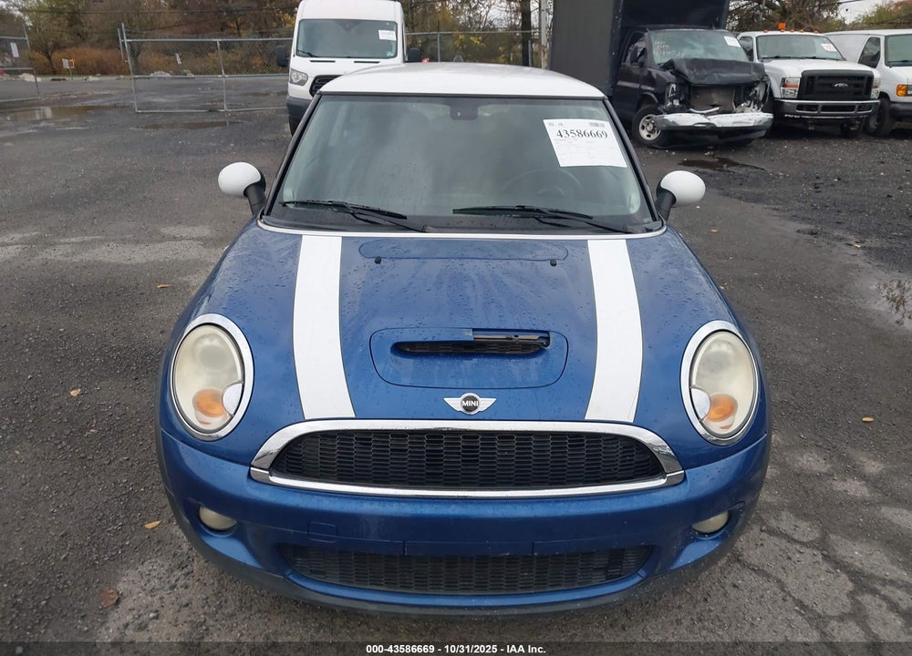 2009 MINI COOPER S VIN: WMWMF73589TT94677