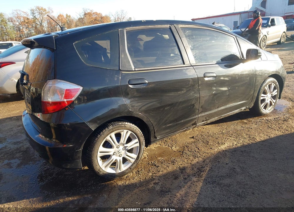 2011 HONDA FIT VIN: JHMGE8H64BC002499