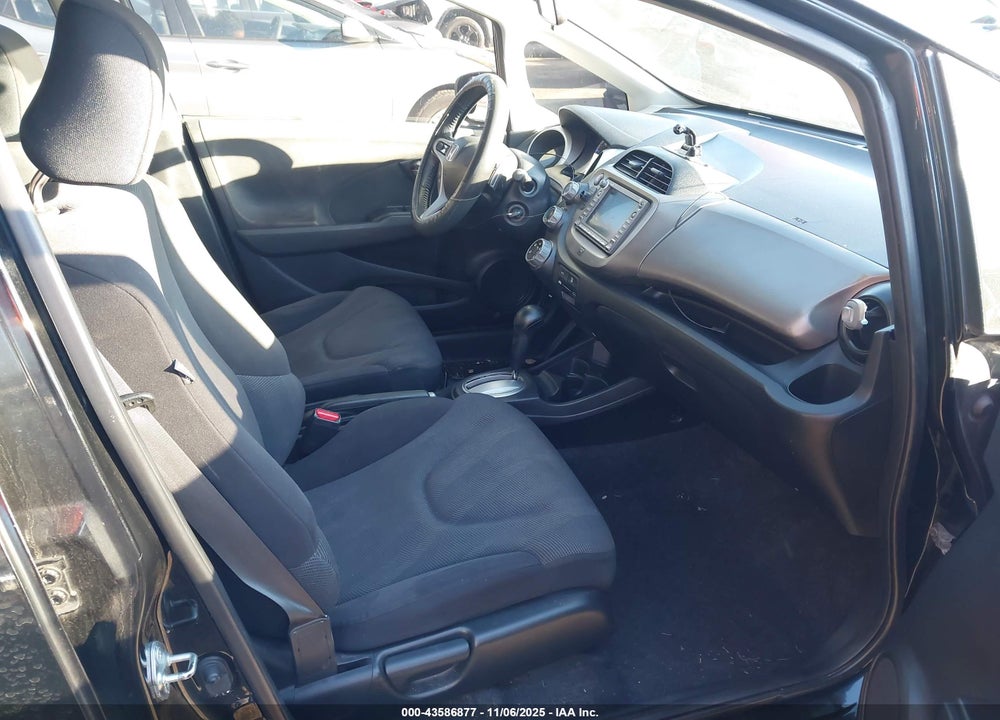 2011 HONDA FIT VIN: JHMGE8H64BC002499