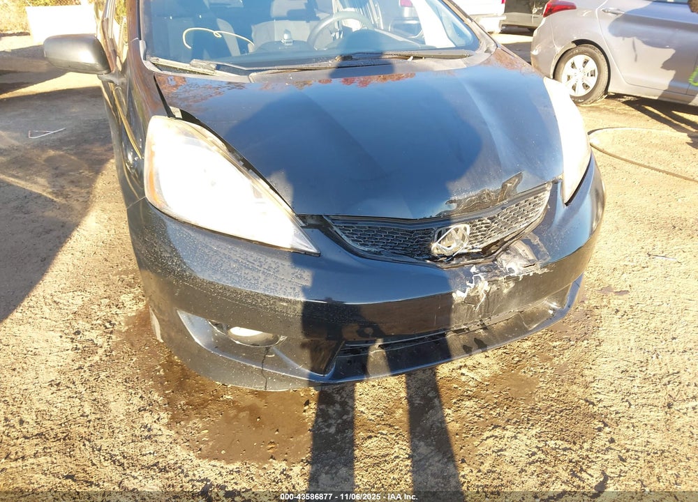 2011 HONDA FIT VIN: JHMGE8H64BC002499