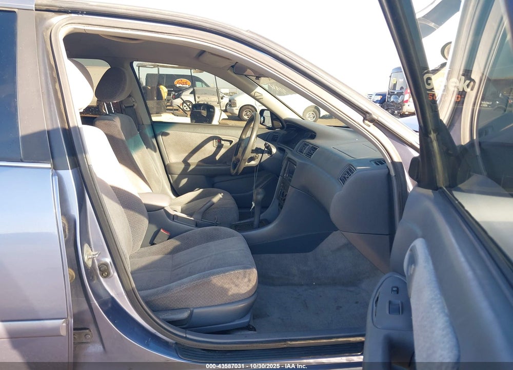 2000 TOYOTA CAMRY LE VIN: JT2BG22K3Y0498519