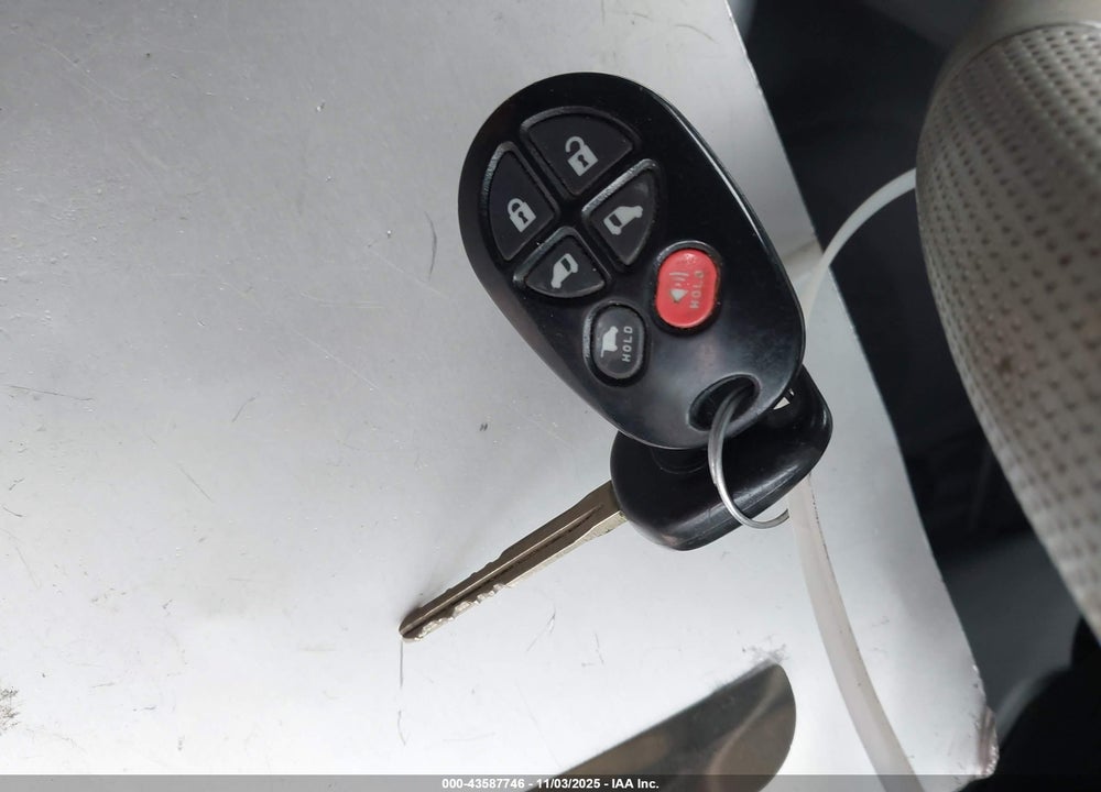 2014 TOYOTA SIENNA SE 8 PASSENGER VIN: 5TDXK3DCXES432890