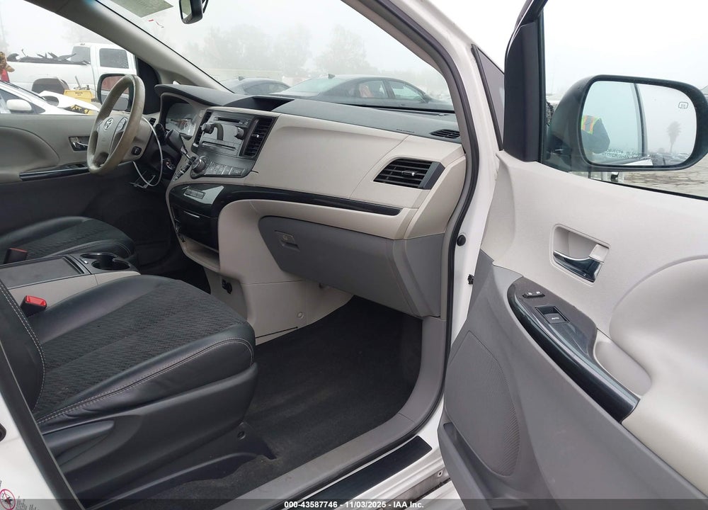 2014 TOYOTA SIENNA SE 8 PASSENGER VIN: 5TDXK3DCXES432890