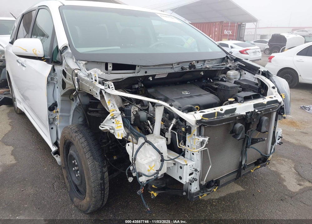 2014 TOYOTA SIENNA SE 8 PASSENGER VIN: 5TDXK3DCXES432890