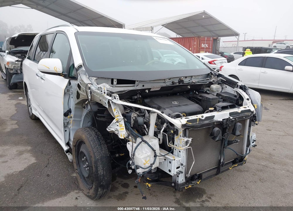 2014 TOYOTA SIENNA SE 8 PASSENGER VIN: 5TDXK3DCXES432890