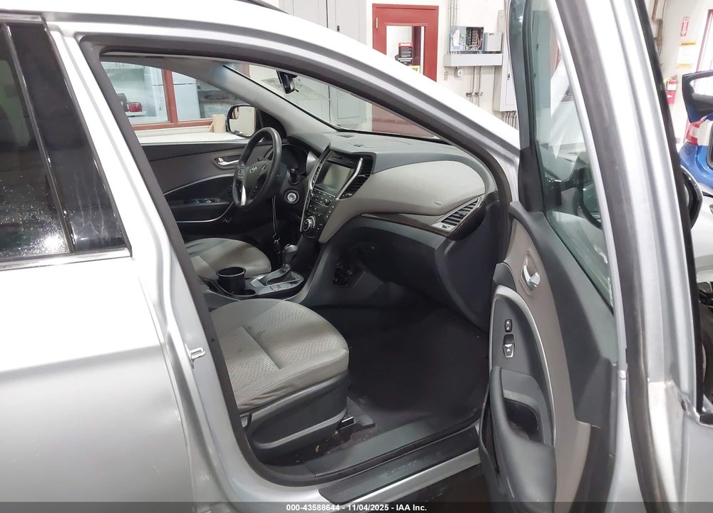 2017 HYUNDAI SANTA FE SE VIN: KM8SMDHF8HU212853