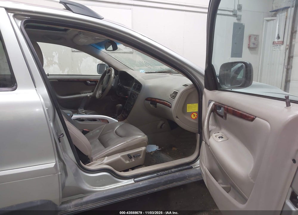 2005 VOLVO XC70 2.5T AWD VIN: YV1SZ592251189018