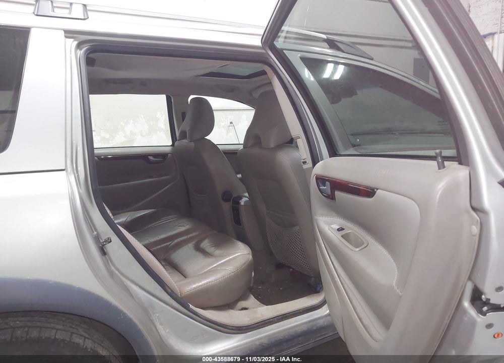2005 VOLVO XC70 2.5T AWD VIN: YV1SZ592251189018
