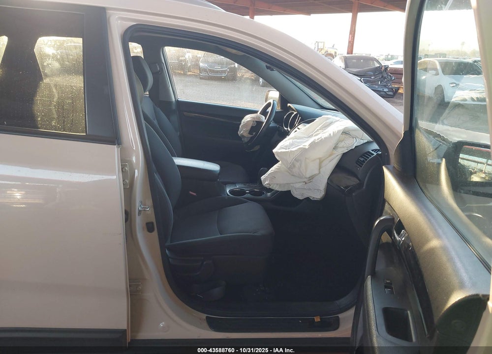 2011 KIA SORENTO LX VIN: 5XYKTCA11BG142959