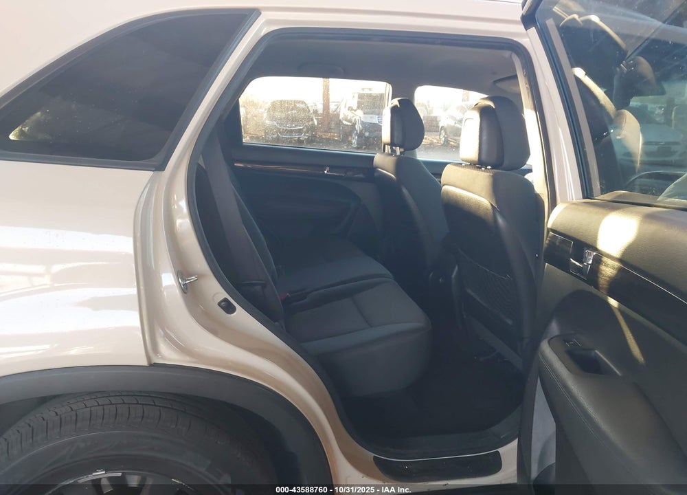2011 KIA SORENTO LX VIN: 5XYKTCA11BG142959
