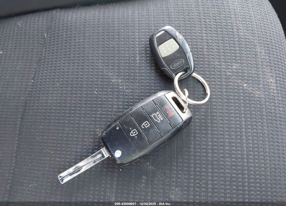 2014 KIA SORENTO LX VIN: 5XYKT3A68EG440781