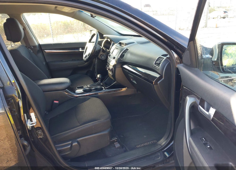 2014 KIA SORENTO LX VIN: 5XYKT3A68EG440781