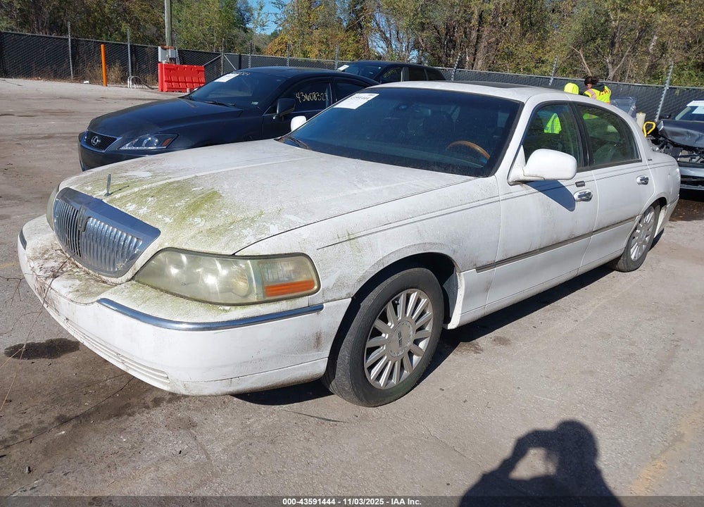 2003 LINCOLN TOWN CAR SIGNATURE VIN: 1LNHM82W33Y694322