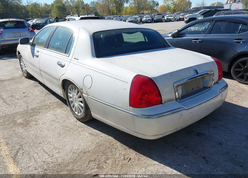 2003 LINCOLN TOWN CAR SIGNATURE VIN: 1LNHM82W33Y694322
