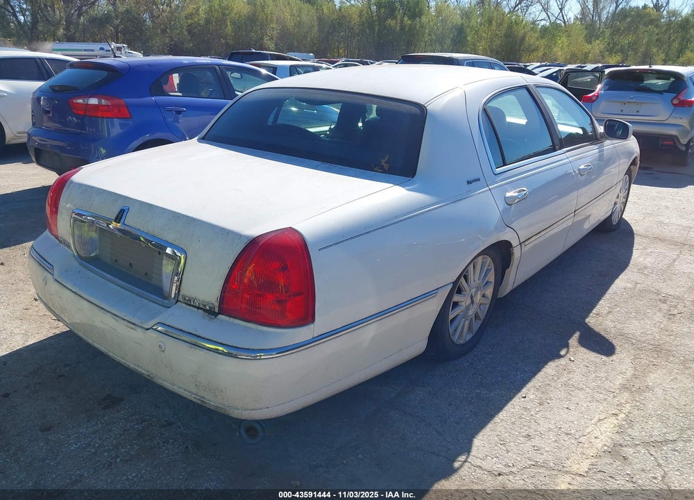 2003 LINCOLN TOWN CAR SIGNATURE VIN: 1LNHM82W33Y694322