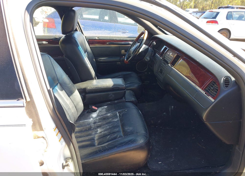 2003 LINCOLN TOWN CAR SIGNATURE VIN: 1LNHM82W33Y694322
