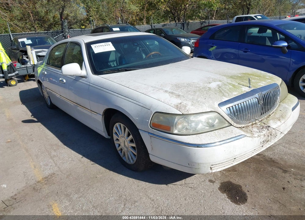 2003 LINCOLN TOWN CAR SIGNATURE VIN: 1LNHM82W33Y694322