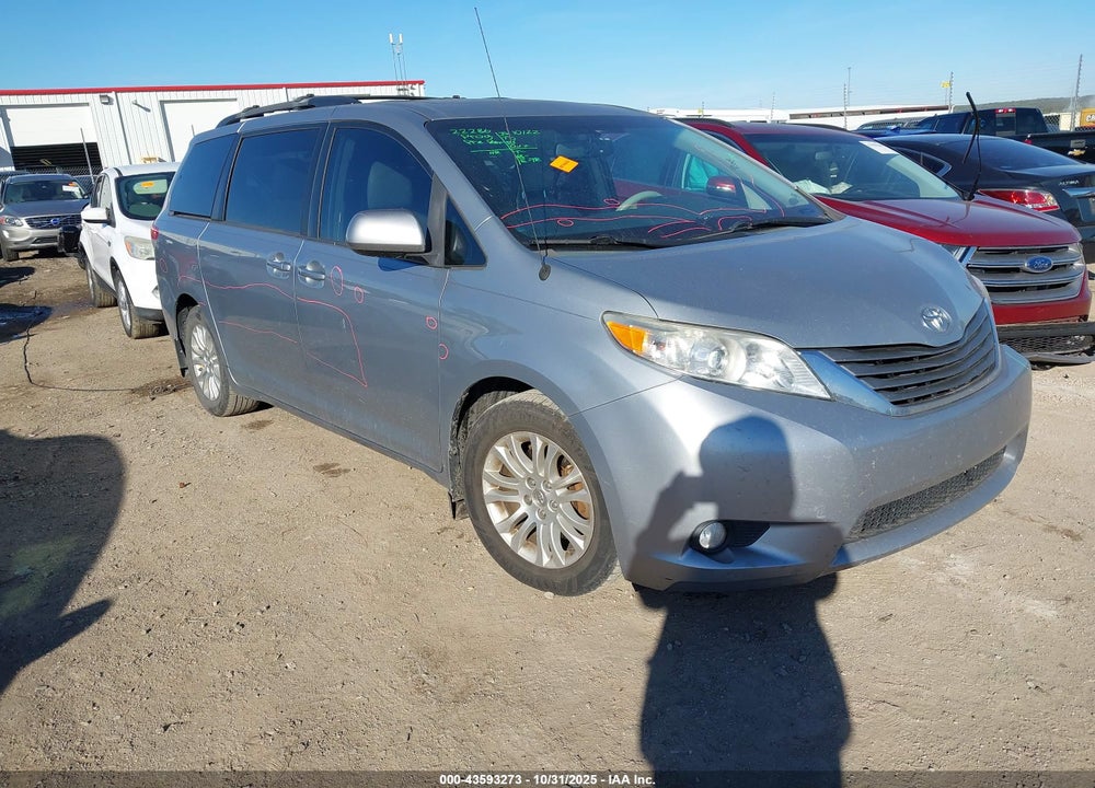 2014 TOYOTA SIENNA XLE V6 8 PASSENGER VIN: 5TDYK3DC4ES427494