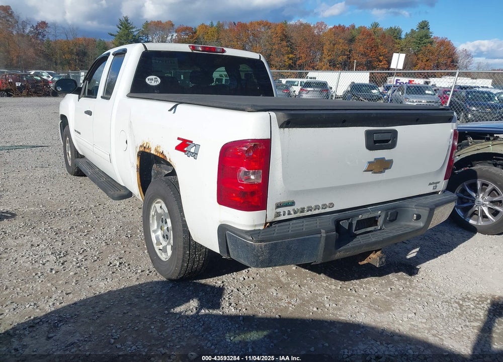 2011 CHEVROLET SILVERADO 1500 LT VIN: 1GCRKSE30BZ451024