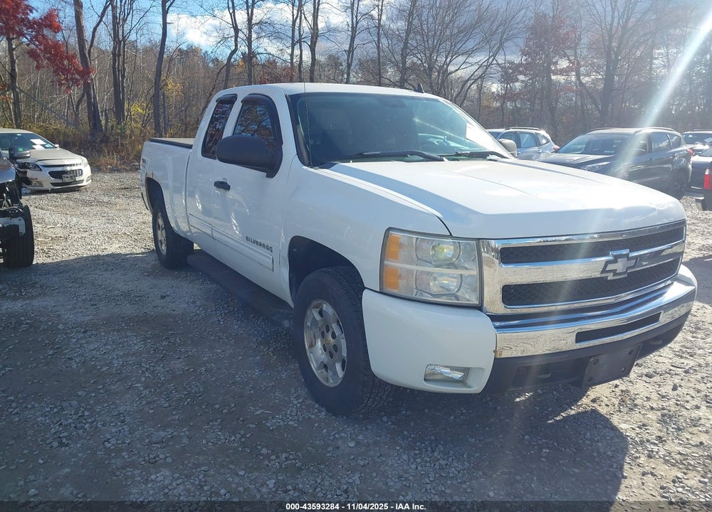 2011 CHEVROLET SILVERADO 1500 LT VIN: 1GCRKSE30BZ451024