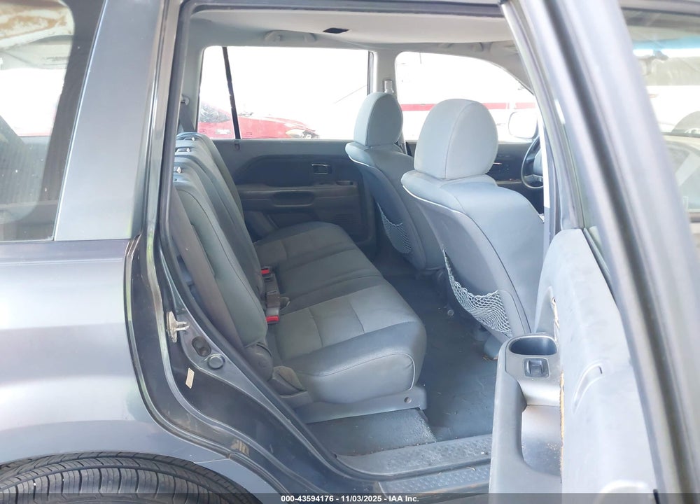 2006 HONDA PILOT LX VIN: 5FNYF28136B044109
