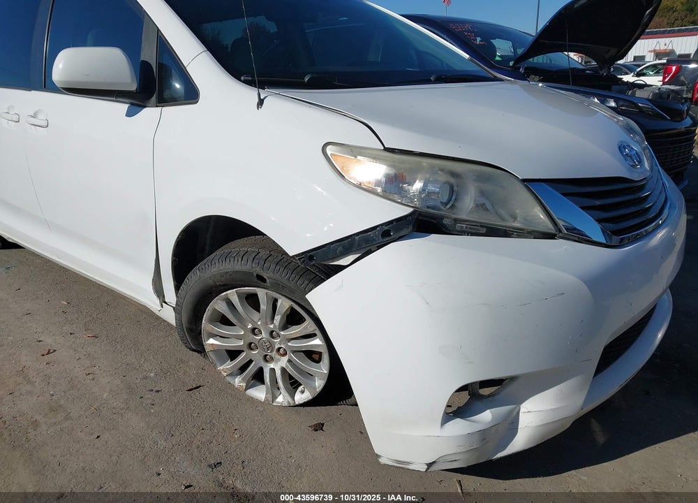 2013 TOYOTA SIENNA XLE V6 8 PASSENGER VIN: 5TDYK3DC8DS361255