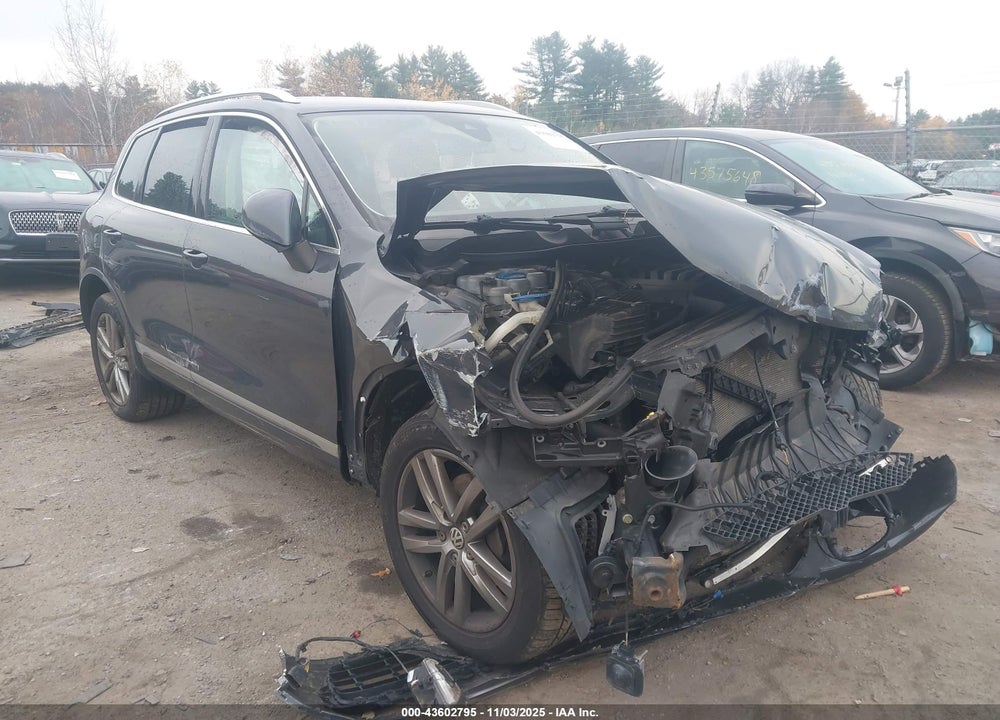 2016 VOLKSWAGEN TOUAREG VR6 LUX VIN: WVGEF9BPXGD011234