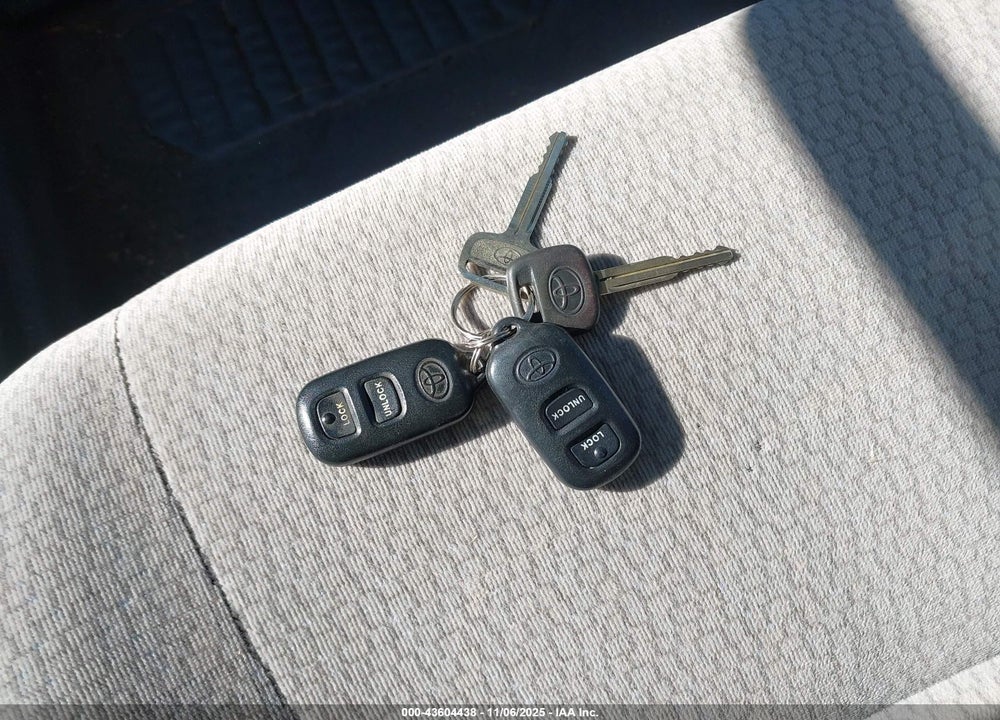 2004 TOYOTA COROLLA LE VIN: JTDBR32E342036087