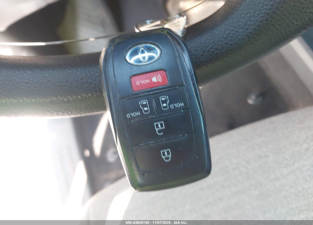 2022 TOYOTA SIENNA LE VIN: 5TDKRKEC2NS117645