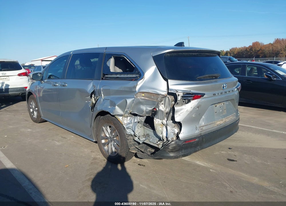 2022 TOYOTA SIENNA LE VIN: 5TDKRKEC2NS117645