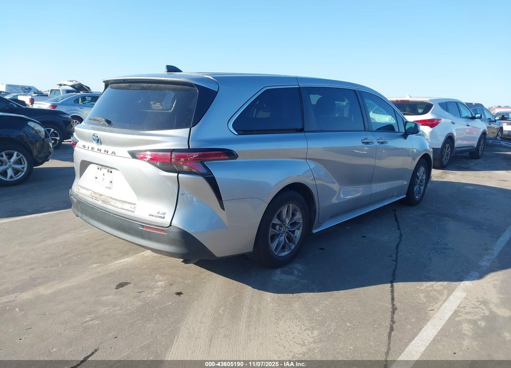 2022 TOYOTA SIENNA LE VIN: 5TDKRKEC2NS117645