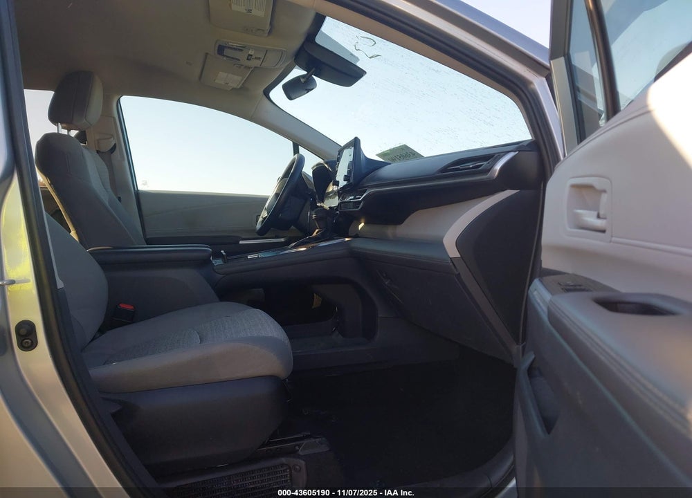 2022 TOYOTA SIENNA LE VIN: 5TDKRKEC2NS117645