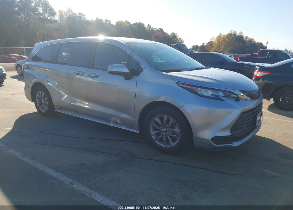 2022 TOYOTA SIENNA LE VIN: 5TDKRKEC2NS117645