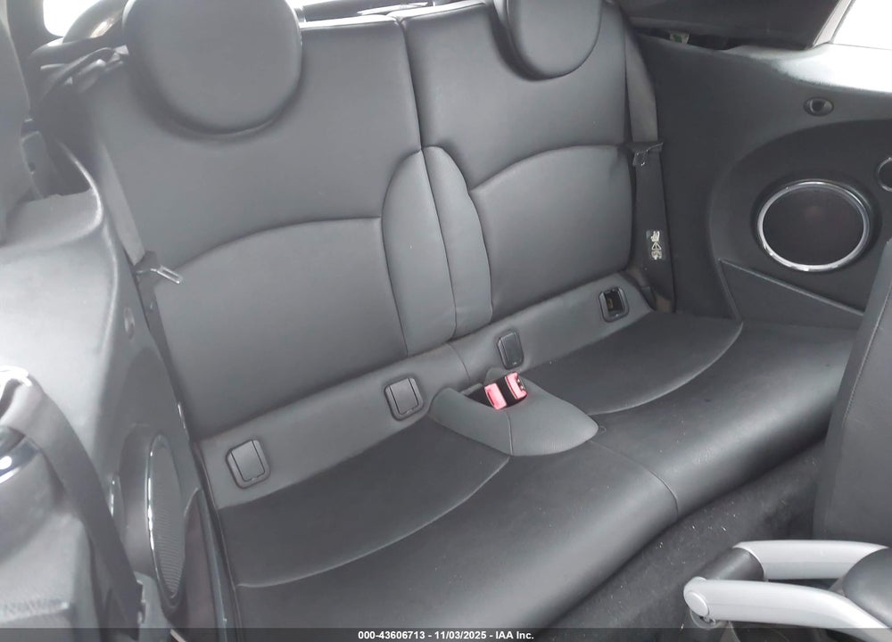 2010 MINI COOPER VIN: WMWMS3C53ATZ84827