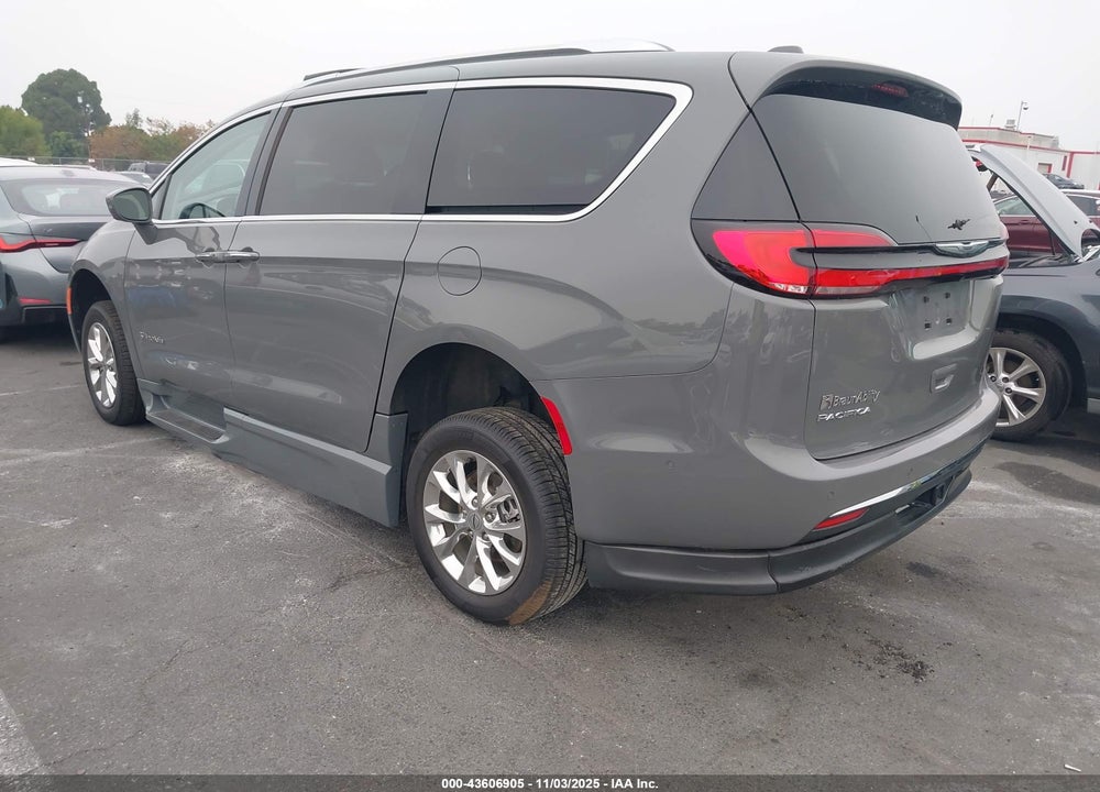 2021 CHRYSLER PACIFICA TOURING L VIN: 2C4RC1BG6MR575214