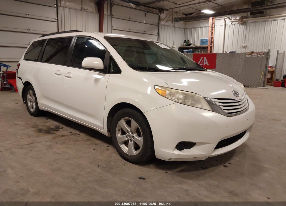 2015 TOYOTA SIENNA LE 8 PASSENGER VIN: 5TDKK3DC5FS579680