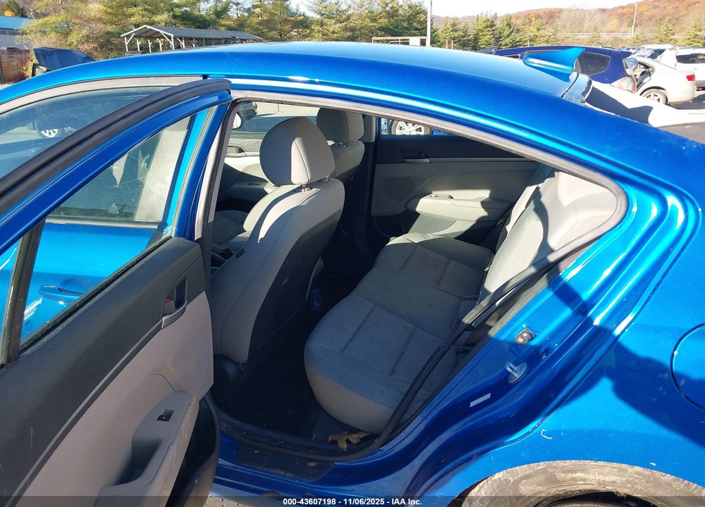 2017 HYUNDAI ELANTRA VIN: KMHD74LF0HU090853