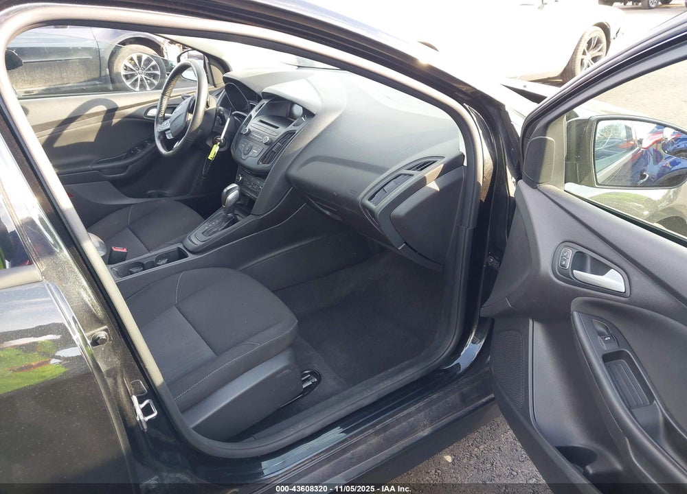 2015 FORD FOCUS SE VIN: 1FADP3K28FL239483