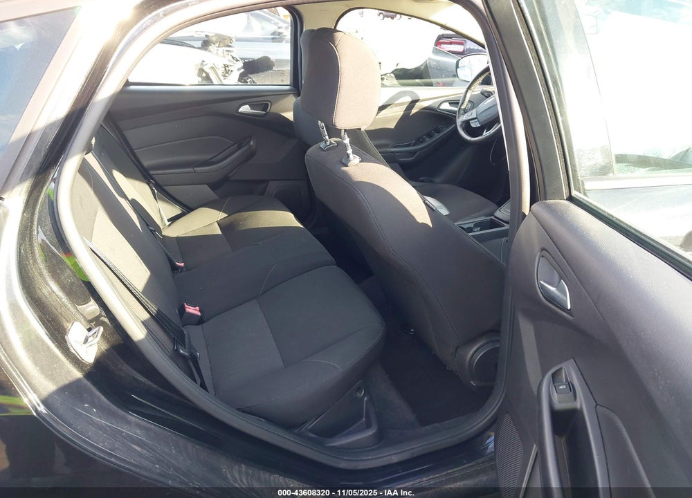 2015 FORD FOCUS SE VIN: 1FADP3K28FL239483