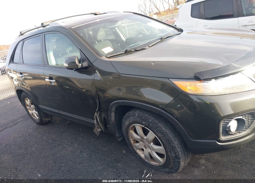 2011 KIA SORENTO VIN: 5XYKTCA12BG096445