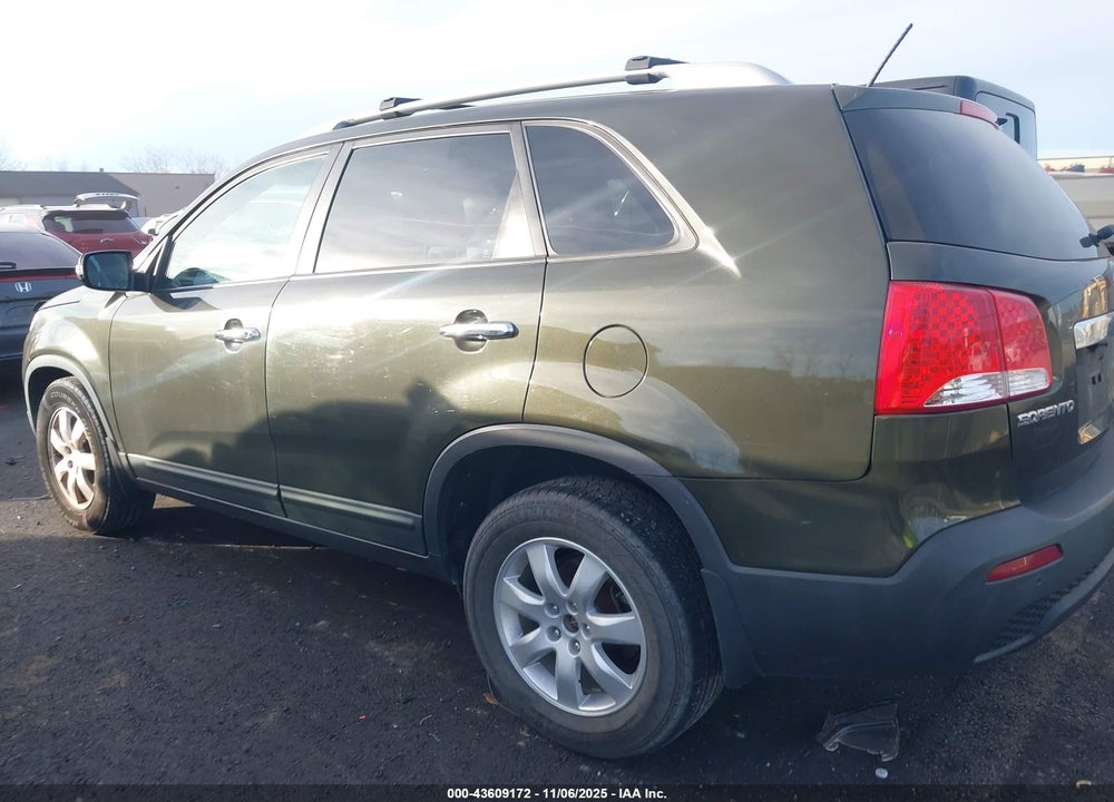 2011 KIA SORENTO VIN: 5XYKTCA12BG096445