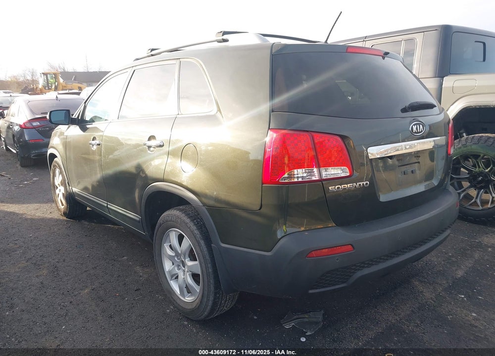 2011 KIA SORENTO VIN: 5XYKTCA12BG096445