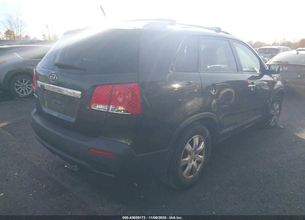2011 KIA SORENTO VIN: 5XYKTCA12BG096445
